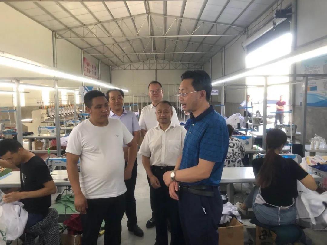 陇南市人社局局长马学文一行深入兰州耐特服饰有限公司陇南生产基检查指导工作